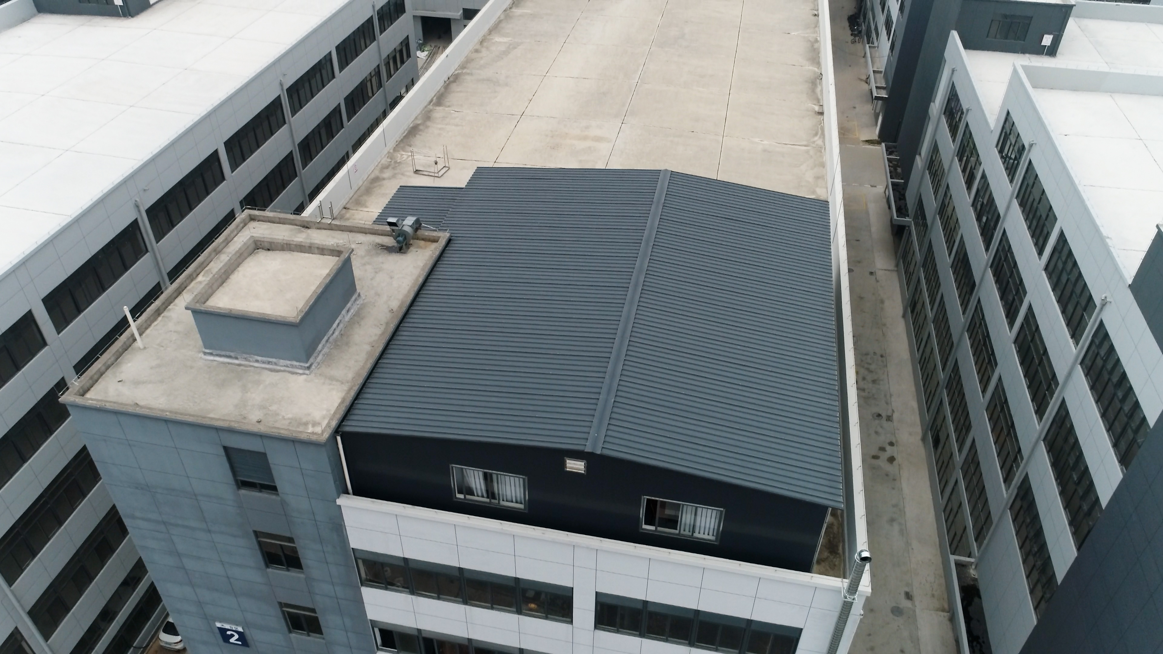 Modern metal roof sandwich panel, maintaining ventilation, insulation and fire p